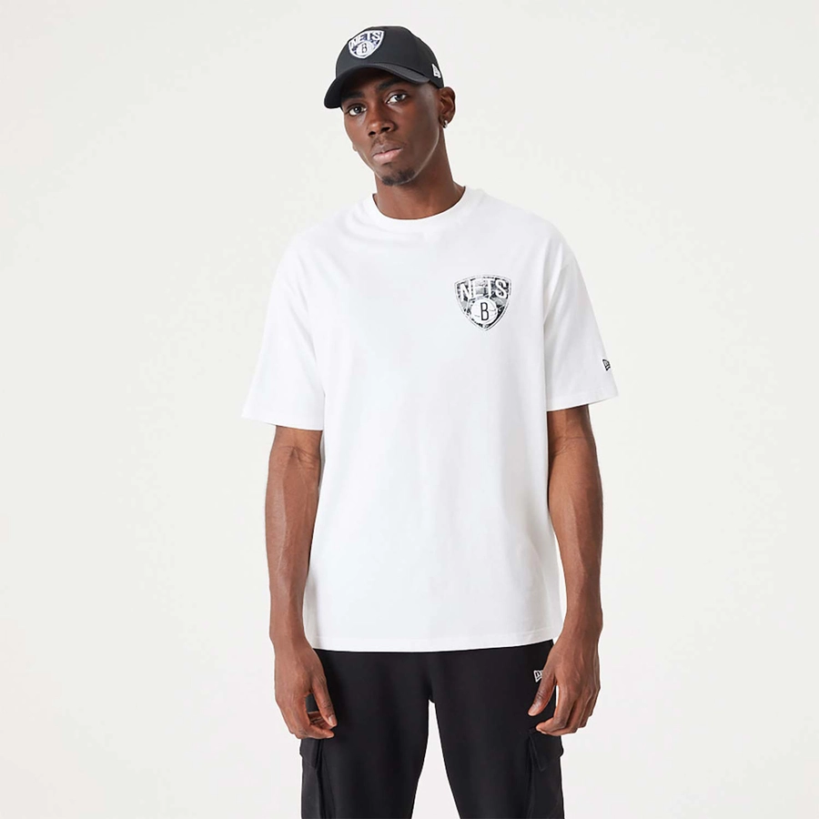 BROOKLYN NETS NBA INFILL TEAM LOGO OVERSIZED T-SHIRT 'WHITE/BLACK'